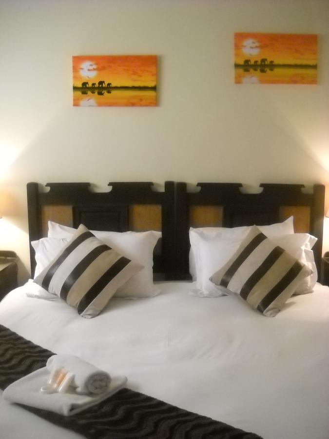 The Beverly Hills Guest Lodge Phalaborwa Rum bild